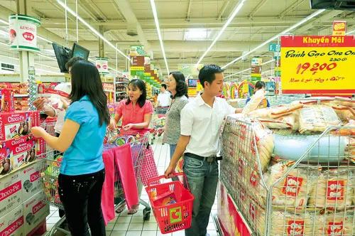 Người dân mua hàng tại siêu thị Big C.