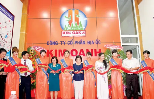 Nguyên Phó Chủ tịch nước Trương Mỹ Hoa và lãnh đạo Công ty Kim Oanh cắt băng khai trương chi nhánh Điện Biên Phủ. Nguyên Phó Chủ tịch nước Trương Mỹ Hoa và lãnh đạo Công ty Kim Oanh cắt băng khai trương chi nhánh Điện Biên Phủ.