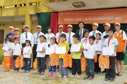 Korea Life Vietnam tặng quà và học bổng cho 50 học sinh nghèo học khá giỏi ở huyện Sóc Sơn, Hà Nội. Korea Life Vietnam tặng quà và học bổng cho 50 học sinh nghèo học khá giỏi ở huyện Sóc Sơn, Hà Nội.