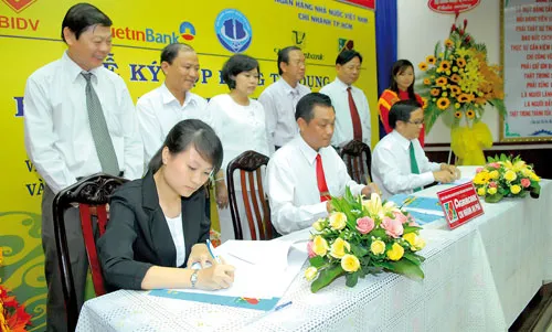 Các doanh nghiệp quận Tân Bình, TPHCM ký kết vay vốn ngân hàng. Các doanh nghiệp quận Tân Bình, TPHCM ký kết vay vốn ngân hàng.