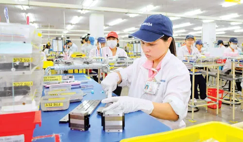 Sản xuất linh kiện cơ khí chính xác tại Công ty Sài Gòn Precision trong KCX Linh Trung. Ảnh: CAO THĂNG