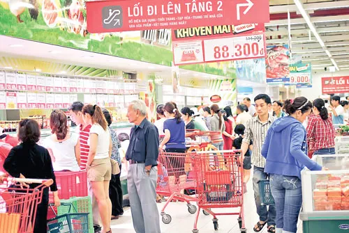 Lotte, nhà bán lẻ đến từ Hàn Quốc, đề ra mục tiêu có 60 đại siêu thị vào năm 2020 (trong ảnh: Lotte Mart Phú Thọ, TPHCM). Lotte, nhà bán lẻ đến từ Hàn Quốc, đề ra mục tiêu có 60 đại siêu thị vào năm 2020 (trong ảnh: Lotte Mart Phú Thọ, TPHCM).