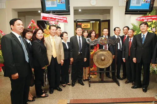 MB chính thức lên sàn HOSE với mã MBB. Ảnh: LÃ ANH MB chính thức lên sàn HOSE với mã MBB. Ảnh: LÃ ANH