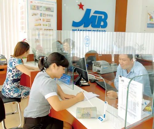 Giao dịch tại NH. Ảnh: CAO THĂNG