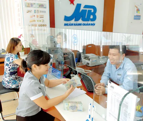 Khách hàng giao dịch tại MB. Ảnh: C.THĂNG Khách hàng giao dịch tại MB. Ảnh: C.THĂNG