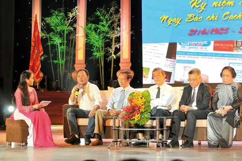 Đồng chí Nguyễn Văn Đua, Phó Bí thư Thường trực Thành ủy TPHCM, phát biểu tại Lễ phát động cuộc thi viết Phóng sự - Ký sự "Doanh nhân - Bản lĩnh và cống hiến". Đồng chí Nguyễn Văn Đua, trao bằng khen của Thủ tướng Chính phủ cho ông Trần Thanh Hải, Thư ký Tòa soạn, đại diện báo ĐTTC. Đồng chí Nguyễn Thị Thu Hà, Ủy viên Trung ương Đảng, Phó Bí thư Thành ủy (bìa trái) và đồng chí Thân Thị Thư, Ủy viên Ban Thường vụ, Trưởng ban Tuyên giáo Thành ủy TPHCM (bìa phải) trao Huân chương Lao động hạng Ba cho ĐTTC. Đồng chí Nguyễn Thị Hồng, Ủy viên Ban Thường vụ, Phó Chủ tịch UBND TPHCM, cùng Ban Tổ chức chứng kiến lễ Agribank ủng hộ 30 tỷ đồng thực hiện các chương trình an sinh xã hội. Đồng chí Thân Thị Thư, Ủy viên Ban Thường vụ, Trưởng ban Tuyên giáo Thành ủy TPHCM, phát biểu tại Lễ tổng kết cuộc thi viết Phóng sự - Ký sự "Doanh nhân - Bản lĩnh và cống hiến". Đồng chí Thân Thị Thư trao Huân chương Lao động hạng Ba cho ông Lê Tiền Tuyến, Phó Tổng Biên tập, Tổng TKTS báo SGGP. Lãnh đạo TPHCM và Ban Biên tập báo SGGP bấm nút chính thức khai trương Trang tin điện tử ĐTTC. Giao lưu với các doanh nghiệp đoạt giải trong cuộc thi viết Phóng sự - Ký sự "Doanh nhân - Bản lĩnh và cống hiến". Lễ trao học bổng cho học sinh, sinh viên các trường trên địa bàn tỉnh Bình Định từ Quỹ học bổng của ĐTTC.