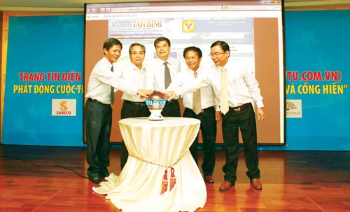 Đồng chí Nguyễn Văn Đua, Phó Bí thư Thường trực Thành ủy TPHCM, phát biểu tại Lễ phát động cuộc thi viết Phóng sự - Ký sự "Doanh nhân - Bản lĩnh và cống hiến". Đồng chí Nguyễn Văn Đua, trao bằng khen của Thủ tướng Chính phủ cho ông Trần Thanh Hải, Thư ký Tòa soạn, đại diện báo ĐTTC. Đồng chí Nguyễn Thị Thu Hà, Ủy viên Trung ương Đảng, Phó Bí thư Thành ủy (bìa trái) và đồng chí Thân Thị Thư, Ủy viên Ban Thường vụ, Trưởng ban Tuyên giáo Thành ủy TPHCM (bìa phải) trao Huân chương Lao động hạng Ba cho ĐTTC. Đồng chí Nguyễn Thị Hồng, Ủy viên Ban Thường vụ, Phó Chủ tịch UBND TPHCM, cùng Ban Tổ chức chứng kiến lễ Agribank ủng hộ 30 tỷ đồng thực hiện các chương trình an sinh xã hội. Đồng chí Thân Thị Thư, Ủy viên Ban Thường vụ, Trưởng ban Tuyên giáo Thành ủy TPHCM, phát biểu tại Lễ tổng kết cuộc thi viết Phóng sự - Ký sự "Doanh nhân - Bản lĩnh và cống hiến". Đồng chí Thân Thị Thư trao Huân chương Lao động hạng Ba cho ông Lê Tiền Tuyến, Phó Tổng Biên tập, Tổng TKTS báo SGGP. Lãnh đạo TPHCM và Ban Biên tập báo SGGP bấm nút chính thức khai trương Trang tin điện tử ĐTTC. Giao lưu với các doanh nghiệp đoạt giải trong cuộc thi viết Phóng sự - Ký sự "Doanh nhân - Bản lĩnh và cống hiến". Lễ trao học bổng cho học sinh, sinh viên các trường trên địa bàn tỉnh Bình Định từ Quỹ học bổng của ĐTTC.