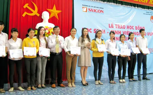 Đồng chí Nguyễn Văn Đua, Phó Bí thư Thường trực Thành ủy TPHCM, phát biểu tại Lễ phát động cuộc thi viết Phóng sự - Ký sự "Doanh nhân - Bản lĩnh và cống hiến". Đồng chí Nguyễn Văn Đua, trao bằng khen của Thủ tướng Chính phủ cho ông Trần Thanh Hải, Thư ký Tòa soạn, đại diện báo ĐTTC. Đồng chí Nguyễn Thị Thu Hà, Ủy viên Trung ương Đảng, Phó Bí thư Thành ủy (bìa trái) và đồng chí Thân Thị Thư, Ủy viên Ban Thường vụ, Trưởng ban Tuyên giáo Thành ủy TPHCM (bìa phải) trao Huân chương Lao động hạng Ba cho ĐTTC. Đồng chí Nguyễn Thị Hồng, Ủy viên Ban Thường vụ, Phó Chủ tịch UBND TPHCM, cùng Ban Tổ chức chứng kiến lễ Agribank ủng hộ 30 tỷ đồng thực hiện các chương trình an sinh xã hội. Đồng chí Thân Thị Thư, Ủy viên Ban Thường vụ, Trưởng ban Tuyên giáo Thành ủy TPHCM, phát biểu tại Lễ tổng kết cuộc thi viết Phóng sự - Ký sự "Doanh nhân - Bản lĩnh và cống hiến". Đồng chí Thân Thị Thư trao Huân chương Lao động hạng Ba cho ông Lê Tiền Tuyến, Phó Tổng Biên tập, Tổng TKTS báo SGGP. Lãnh đạo TPHCM và Ban Biên tập báo SGGP bấm nút chính thức khai trương Trang tin điện tử ĐTTC. Giao lưu với các doanh nghiệp đoạt giải trong cuộc thi viết Phóng sự - Ký sự "Doanh nhân - Bản lĩnh và cống hiến". Lễ trao học bổng cho học sinh, sinh viên các trường trên địa bàn tỉnh Bình Định từ Quỹ học bổng của ĐTTC.