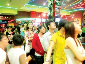 Khán giả xếp hàng mua vé xem phim hoạt hình 3D Kungfu Panda 2 - bộ phim "cháy" vé trong ngày 1-6. Khán giả xếp hàng mua vé xem phim hoạt hình 3D Kungfu Panda 2 - bộ phim "cháy" vé trong ngày 1-6.