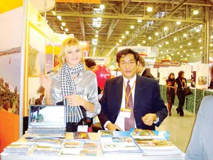 Anh Phùng Xuân Mai tiếp thị sản phẩm du lịch với khách nước ngoài. Anh Phùng Xuân Mai tiếp thị sản phẩm du lịch với khách nước ngoài.