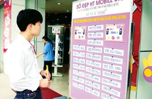 Tràn lan điểm bán sim số đẹp. Ảnh: LÃ ANH Tràn lan điểm bán sim số đẹp. Ảnh: LÃ ANH