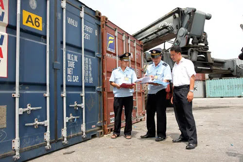 Hải quan làm thủ tục thông quan. Ảnh: LÃ ANH