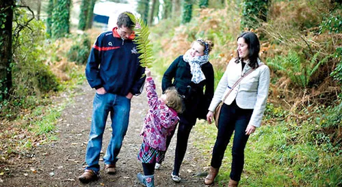 Deirdre Cronin (phải) dự định cùng gia đình ly hương vào năm mới.