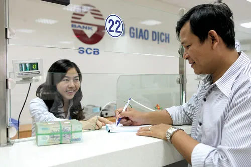 Hoạt động tại SCB hôm qua 7-12 diễn ra bình thường, vẫn có người đến gửi tiền sau khi được nhân viên giải thích cặn kẽ việc hợp nhất không ảnh hưởng đến khách hàng. Ảnh: LÃ ANH Hoạt động tại SCB hôm qua 7-12 diễn ra bình thường, vẫn có người đến gửi tiền sau khi được nhân viên giải thích cặn kẽ việc hợp nhất không ảnh hưởng đến khách hàng. Ảnh: LÃ ANH