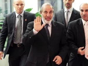 Bộ trưởng Dầu mỏ Kuwait Mohammad al-Baseeri (giữa) tại Trụ sở OPEC ở Vienna, Áo ngày 13-12. Bộ trưởng Dầu mỏ Kuwait Mohammad al-Baseeri (giữa) tại Trụ sở OPEC ở Vienna, Áo ngày 13-12.