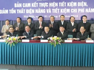 Ký cam kết thực hiện tiết kiệm điện, giảm tổn thất điện năng và tiết kiệm chi phí năm 2012 của EVN. Ký cam kết thực hiện tiết kiệm điện, giảm tổn thất điện năng và tiết kiệm chi phí năm 2012 của EVN.