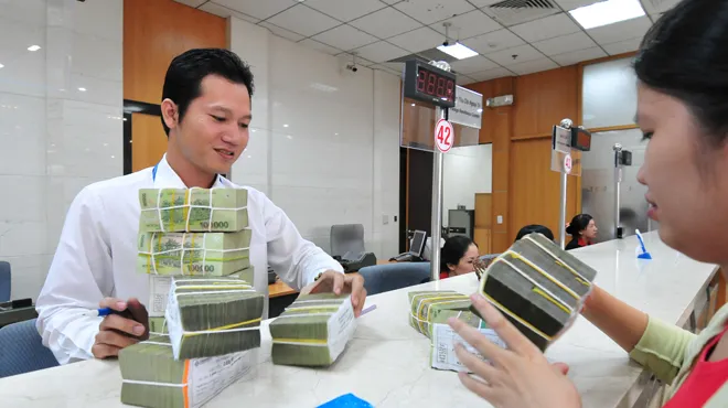 Khách hàng đến giao dịch tại Sacombank TP.HCM.