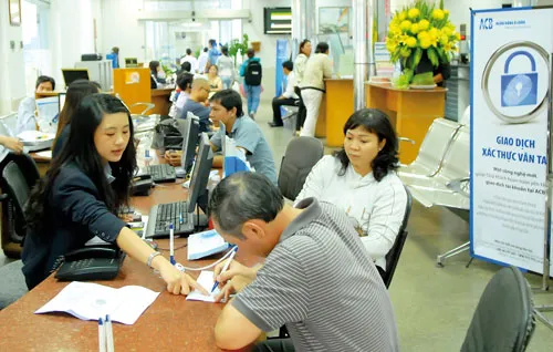 Khách hàng giao dịch tại ACB. Ảnh: CAO THĂNG