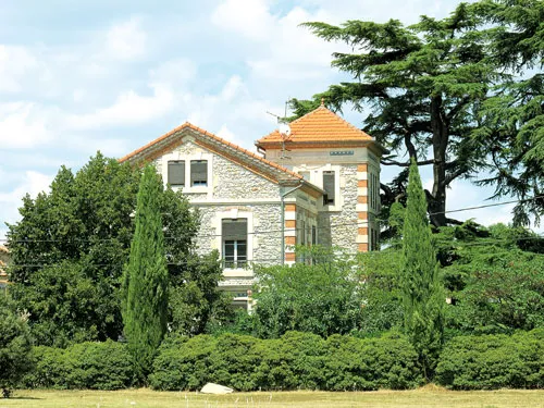 Một trang trại sản xuất nho, chế biến rượu vang ở Bordeaux. Chọn mua rượu sản xuất tại chỗ tại các hầm (cave) rượu nông thôn. Một góc đô thị nông thôn với nhà hàng, khách sạn, cửa hiệu mỹ phẩm dọc bờ kênh. Một trang trại năng lượng gió. Bác xà ích chuẩn bị ngựa đưa khách du lịch quanh làng. Ngôi nhà thơ mộng vùng nông thôn là nơi lý tưởng thị dân nghỉ ngơi dịp cuối tuần. Khách du lịch sinh thái ngày càng tăng mạnh tại các vùng quê. Nông dân bán các sản phẩm tự mình sản xuất. Một trang trại sản xuất nho, chế biến rượu vang ở Bordeaux. Chọn mua rượu sản xuất tại chỗ tại các hầm (cave) rượu nông thôn. Một góc đô thị nông thôn với nhà hàng, khách sạn, cửa hiệu mỹ phẩm dọc bờ kênh. Một trang trại năng lượng gió. Bác xà ích chuẩn bị ngựa đưa khách du lịch quanh làng. Ngôi nhà thơ mộng vùng nông thôn là nơi lý tưởng thị dân nghỉ ngơi dịp cuối tuần. Khách du lịch sinh thái ngày càng tăng mạnh tại các vùng quê. Nông dân bán các sản phẩm tự mình sản xuất.