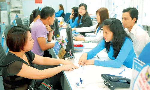 Khách hàng giao dịch tại Eximbank. Ảnh: CAO THĂNG