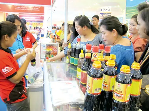 Một gian hàng thực phẩm Việt Nam tại Campuchia. Ảnh: CÁC NGỌC