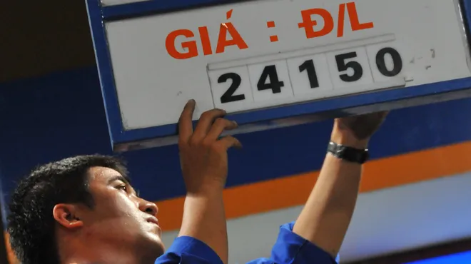 Một cửa hàng xăng dầu trong lần tăng giá hồi tháng 8-2012. Một cửa hàng xăng dầu trong lần tăng giá hồi tháng 8-2012.