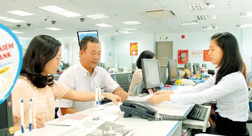 Khách hàng giao dịch tại Eximbank. Ảnh: CAO THĂNG