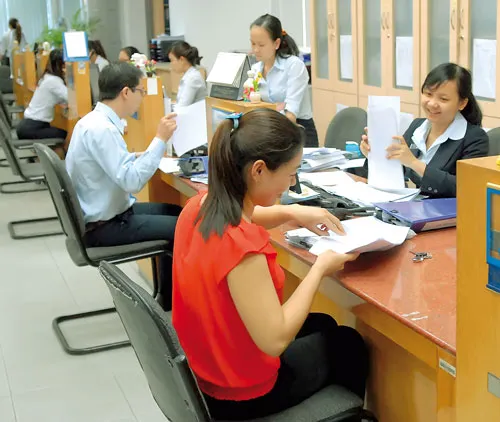 Khách hàng giao dịch tại ACB. Ảnh: C.THĂNG Khách hàng giao dịch tại ACB. Ảnh: C.THĂNG