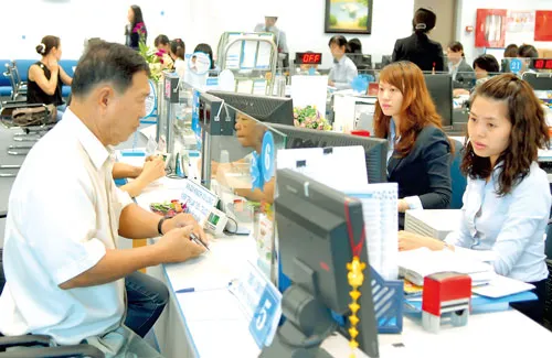 Khách hàng giao dịch tại Eximbank. Ảnh: C.THĂNG