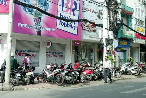 Có muốn leo lề cũng chịu. Vậy phạt ai? Vô tư lấn tuyến, chiếm vỉa hè. Xe gắn máy nếu không lấn tuyến phải đi vào đâu? Lề đường có được phép giữ xe? Vỉa hè bị lấn chiếm phạt ai? Đường dành cho xe gắn máy hay ô tô? Không lấn tuyến mới là chuyện lạ. Ô tô và xe gắn máy ai lấn ai? Đâu là vỉa hè? Vô tư chiếm dụng vỉa hè.