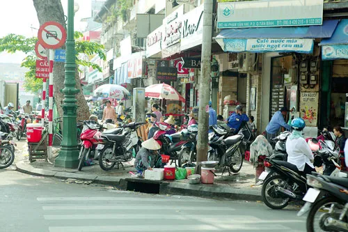 Có muốn leo lề cũng chịu. Vậy phạt ai? Vô tư lấn tuyến, chiếm vỉa hè. Xe gắn máy nếu không lấn tuyến phải đi vào đâu? Lề đường có được phép giữ xe? Vỉa hè bị lấn chiếm phạt ai? Đường dành cho xe gắn máy hay ô tô? Không lấn tuyến mới là chuyện lạ. Ô tô và xe gắn máy ai lấn ai? Đâu là vỉa hè? Vô tư chiếm dụng vỉa hè.