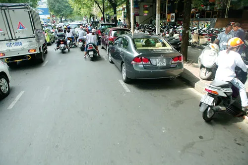 Có muốn leo lề cũng chịu. Vậy phạt ai? Vô tư lấn tuyến, chiếm vỉa hè. Xe gắn máy nếu không lấn tuyến phải đi vào đâu? Lề đường có được phép giữ xe? Vỉa hè bị lấn chiếm phạt ai? Đường dành cho xe gắn máy hay ô tô? Không lấn tuyến mới là chuyện lạ. Ô tô và xe gắn máy ai lấn ai? Đâu là vỉa hè? Vô tư chiếm dụng vỉa hè.