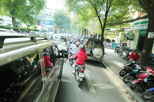 Có muốn leo lề cũng chịu. Vậy phạt ai? Vô tư lấn tuyến, chiếm vỉa hè. Xe gắn máy nếu không lấn tuyến phải đi vào đâu? Lề đường có được phép giữ xe? Vỉa hè bị lấn chiếm phạt ai? Đường dành cho xe gắn máy hay ô tô? Không lấn tuyến mới là chuyện lạ. Ô tô và xe gắn máy ai lấn ai? Đâu là vỉa hè? Vô tư chiếm dụng vỉa hè.