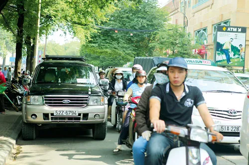 Có muốn leo lề cũng chịu. Vậy phạt ai? Vô tư lấn tuyến, chiếm vỉa hè. Xe gắn máy nếu không lấn tuyến phải đi vào đâu? Lề đường có được phép giữ xe? Vỉa hè bị lấn chiếm phạt ai? Đường dành cho xe gắn máy hay ô tô? Không lấn tuyến mới là chuyện lạ. Ô tô và xe gắn máy ai lấn ai? Đâu là vỉa hè? Vô tư chiếm dụng vỉa hè.