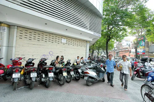 Có muốn leo lề cũng chịu. Vậy phạt ai? Vô tư lấn tuyến, chiếm vỉa hè. Xe gắn máy nếu không lấn tuyến phải đi vào đâu? Lề đường có được phép giữ xe? Vỉa hè bị lấn chiếm phạt ai? Đường dành cho xe gắn máy hay ô tô? Không lấn tuyến mới là chuyện lạ. Ô tô và xe gắn máy ai lấn ai? Đâu là vỉa hè? Vô tư chiếm dụng vỉa hè.