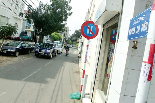 Có muốn leo lề cũng chịu. Vậy phạt ai? Vô tư lấn tuyến, chiếm vỉa hè. Xe gắn máy nếu không lấn tuyến phải đi vào đâu? Lề đường có được phép giữ xe? Vỉa hè bị lấn chiếm phạt ai? Đường dành cho xe gắn máy hay ô tô? Không lấn tuyến mới là chuyện lạ. Ô tô và xe gắn máy ai lấn ai? Đâu là vỉa hè? Vô tư chiếm dụng vỉa hè.