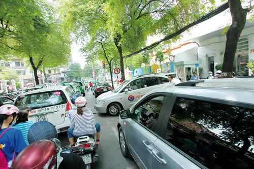 Có muốn leo lề cũng chịu. Vậy phạt ai? Vô tư lấn tuyến, chiếm vỉa hè. Xe gắn máy nếu không lấn tuyến phải đi vào đâu? Lề đường có được phép giữ xe? Vỉa hè bị lấn chiếm phạt ai? Đường dành cho xe gắn máy hay ô tô? Không lấn tuyến mới là chuyện lạ. Ô tô và xe gắn máy ai lấn ai? Đâu là vỉa hè? Vô tư chiếm dụng vỉa hè.