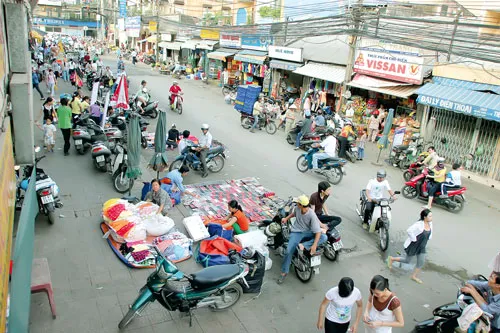 Có muốn leo lề cũng chịu. Vậy phạt ai? Vô tư lấn tuyến, chiếm vỉa hè. Xe gắn máy nếu không lấn tuyến phải đi vào đâu? Lề đường có được phép giữ xe? Vỉa hè bị lấn chiếm phạt ai? Đường dành cho xe gắn máy hay ô tô? Không lấn tuyến mới là chuyện lạ. Ô tô và xe gắn máy ai lấn ai? Đâu là vỉa hè? Vô tư chiếm dụng vỉa hè.