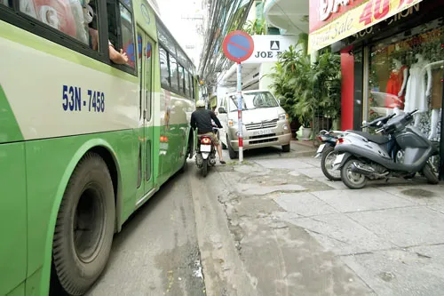 Có muốn leo lề cũng chịu. Vậy phạt ai? Vô tư lấn tuyến, chiếm vỉa hè. Xe gắn máy nếu không lấn tuyến phải đi vào đâu? Lề đường có được phép giữ xe? Vỉa hè bị lấn chiếm phạt ai? Đường dành cho xe gắn máy hay ô tô? Không lấn tuyến mới là chuyện lạ. Ô tô và xe gắn máy ai lấn ai? Đâu là vỉa hè? Vô tư chiếm dụng vỉa hè.