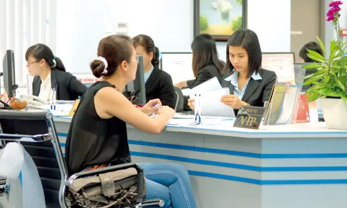 Khách hàng VIP giao dịch tại Eximbank. Ảnh: C.THĂNG