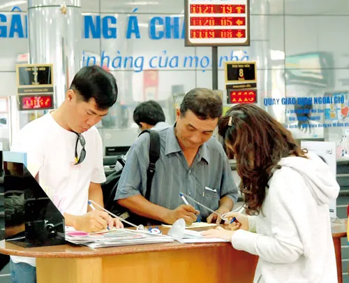 Khách hàng giao dịch tại ACB. Ảnh: C.THĂNG