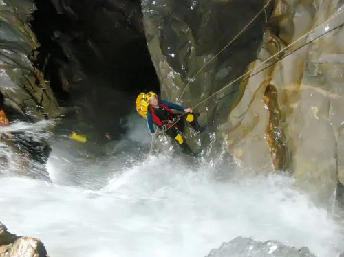 Một chuyên gia vượt thác nước trong Khe Ry. Ảnh: Đoàn thám hiểm cung cấp. Một chuyên gia vượt thác nước trong Khe Ry. Ảnh: Đoàn thám hiểm cung cấp.