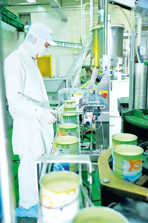 Được sản xuất bằng công nghệ tiên tiến với quy trình kỹ thuật nghiêm ngặt, nhưng các DN sữa vẫn bị tin đồn thất thiệt gây ảnh hưởng không nhỏ đến hoạt động sản xuất kinh doanh. Ảnh: Đ.DƯƠNG