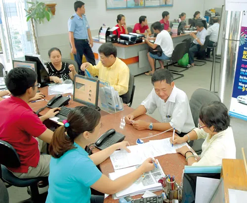 Khách hàng giao dịch tại ACB. Ảnh: CAO THĂNG