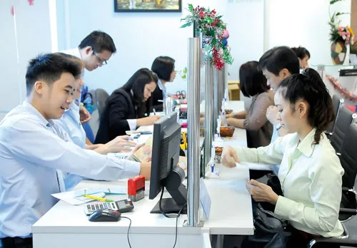 Khách hàng giao dịch tại Eximbank. Ảnh: CAO THĂNG