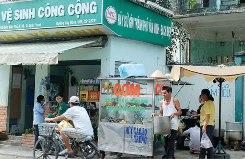 Buôn bán cơm trên vỉa hè sát nhà vệ sinh công cộng. Gia cầm sống bày bán trên đường phố tiềm ẩn nhiều nguy cơ dịch bệnh. Người bán cơm xe đẩy chế biến thịt nướng trên vỉa hè sát lòng đường đầy đất. Bún xào bỏ vào hộp xếp ngay trên vỉa hè. Rác dưới bàn một quán ăn đường phố. Khoai bày bán không được che đậy. Bày bán hàng rong sát bên 2 thùng rác. Heo quay bán treo bên đường không che đậy bụi bẩn, mất vệ sinh. Chỉ với 2 xô nước, người bán quán ăn đường phố có thể rửa hàng trăm bát, đĩa... ngay trên vỉa hè