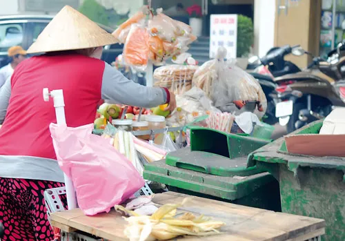 Buôn bán cơm trên vỉa hè sát nhà vệ sinh công cộng. Gia cầm sống bày bán trên đường phố tiềm ẩn nhiều nguy cơ dịch bệnh. Người bán cơm xe đẩy chế biến thịt nướng trên vỉa hè sát lòng đường đầy đất. Bún xào bỏ vào hộp xếp ngay trên vỉa hè. Rác dưới bàn một quán ăn đường phố. Khoai bày bán không được che đậy. Bày bán hàng rong sát bên 2 thùng rác. Heo quay bán treo bên đường không che đậy bụi bẩn, mất vệ sinh. Chỉ với 2 xô nước, người bán quán ăn đường phố có thể rửa hàng trăm bát, đĩa... ngay trên vỉa hè