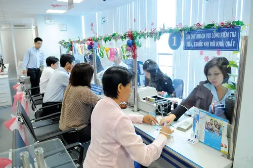 Khách hàng giao dịch tại Eximbank. Ảnh: C.THĂNG Khách hàng giao dịch tại Eximbank. Ảnh: C.THĂNG