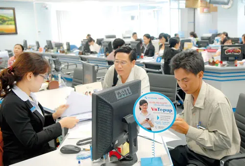 Khách hàng giao dịch tại Eximbank. Ảnh: CAO THĂNG