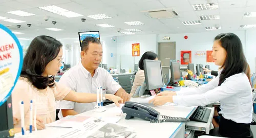 Khách hàng giao dịch tại Eximbank. Ảnh: CAO THĂNG